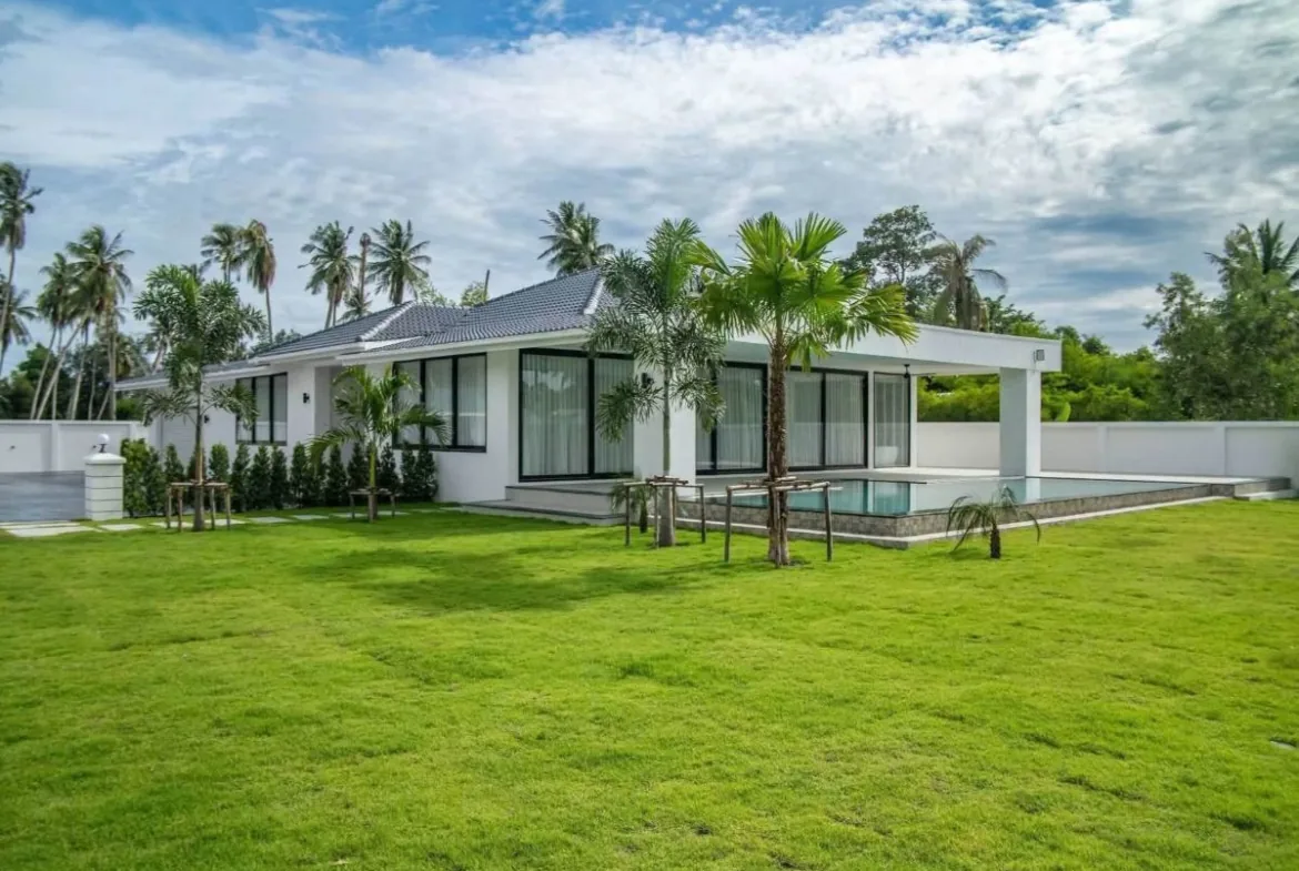 5-Bedroom Pool Villa for Sale in Huay Yai — photo 1