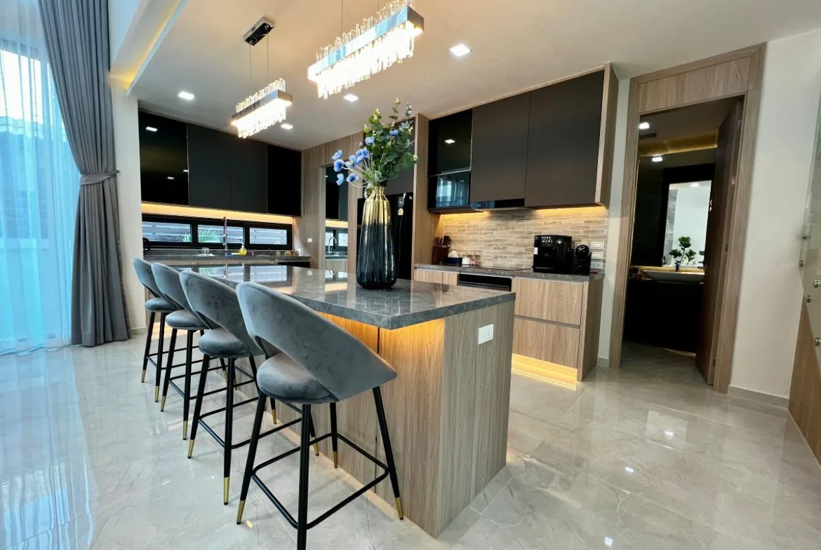 5-Bedroom Pool Villa for Sale in East Pattaya — photo 2