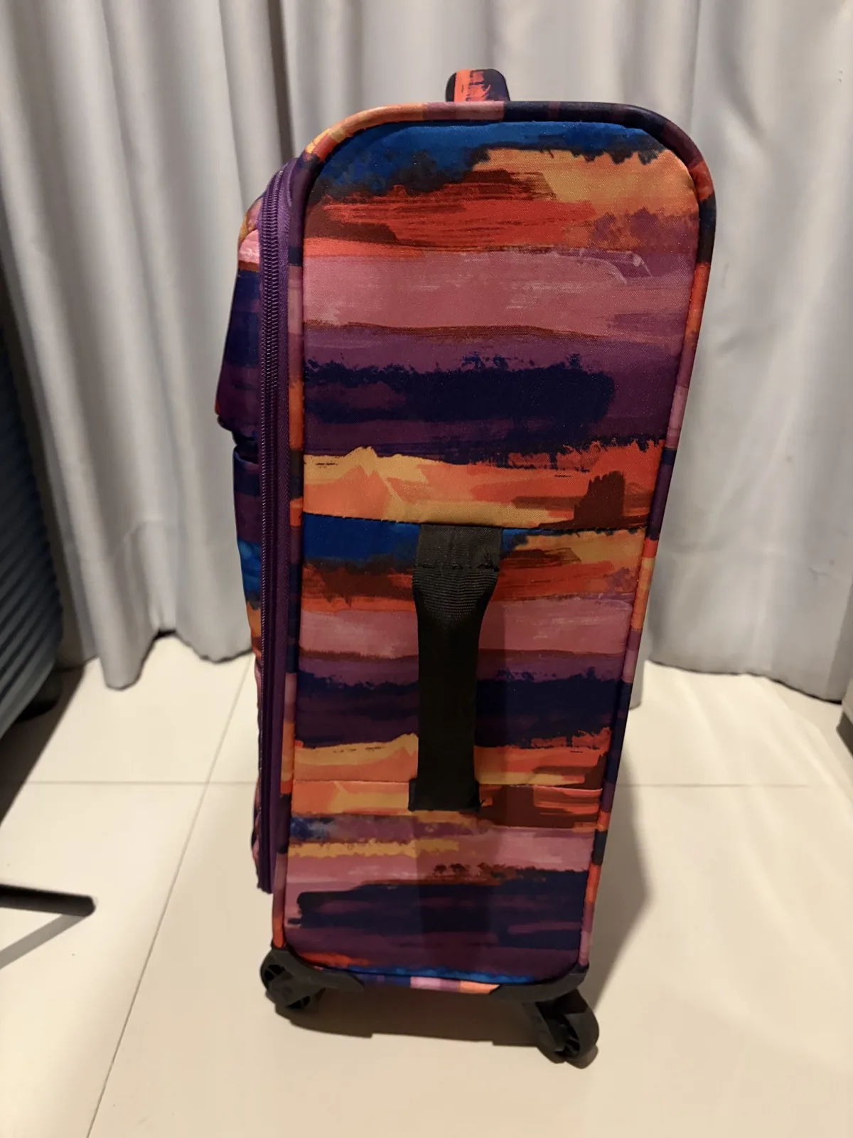 กระเป๋าเดินทางใบเล็ก it luggage ผ้า 4 ล้อ ลายสีสันสดใส – it luggage Soft Carry-On Spinner, Multicolour — photo 2