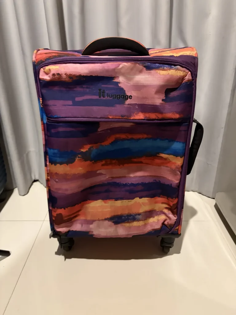 กระเป๋าเดินทางใบเล็ก it luggage ผ้า 4 ล้อ ลายสีสันสดใส – it luggage Soft Carry-On Spinner, Multicolour