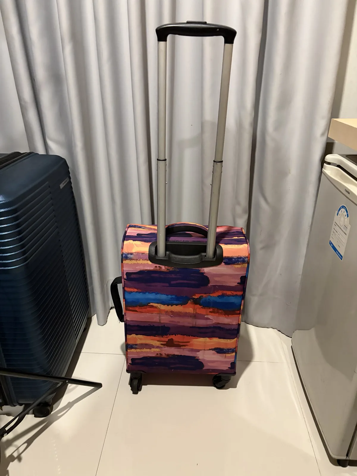 กระเป๋าเดินทางใบเล็ก it luggage ผ้า 4 ล้อ ลายสีสันสดใส – it luggage Soft Carry-On Spinner, Multicolour — photo 3