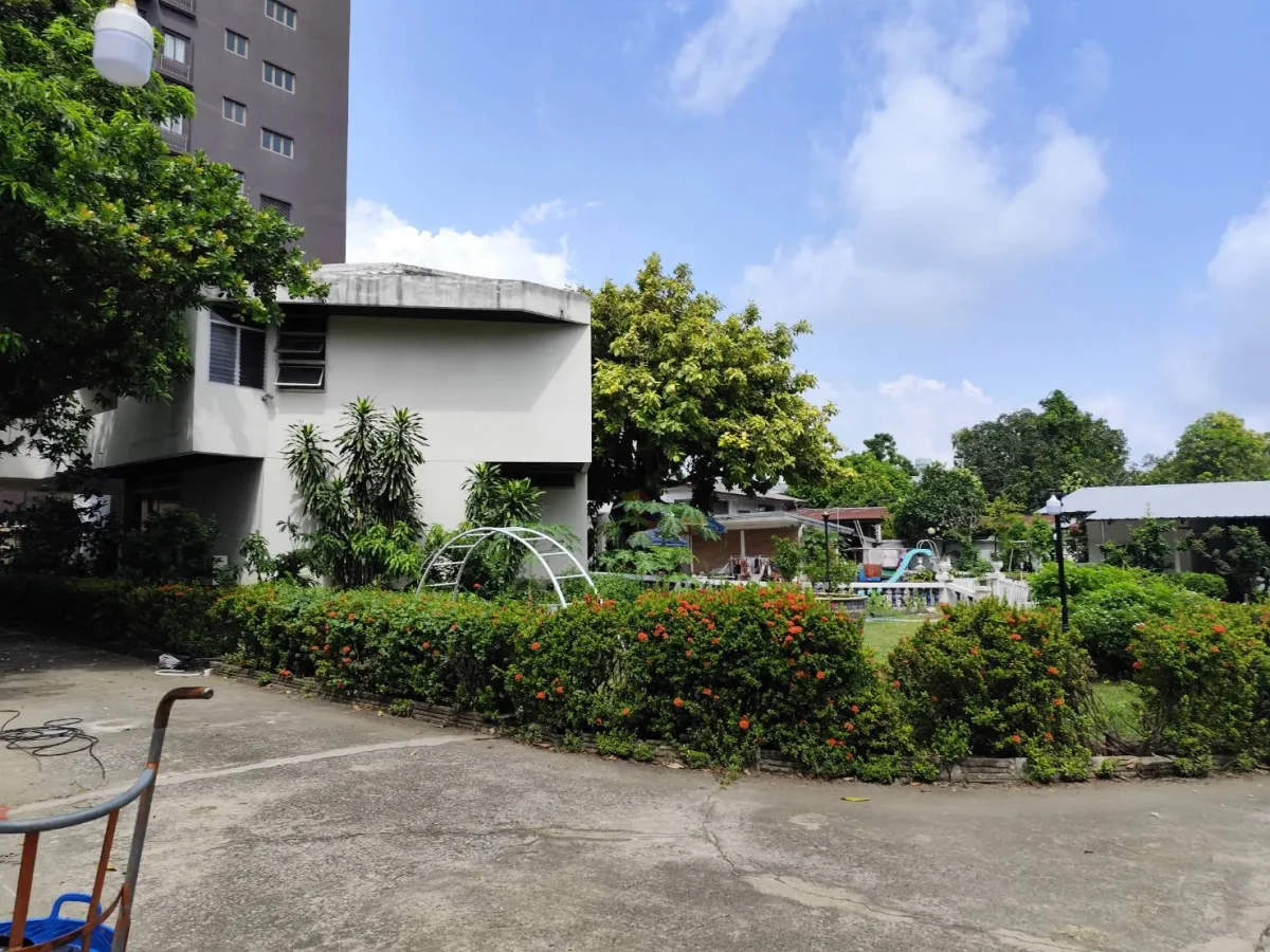 Land for sale in a prime location, very close to a main road, Land with building at Sukhumvit สุขุมวิท 101  BTS Punnawithi ปุณณวิถี — photo 1