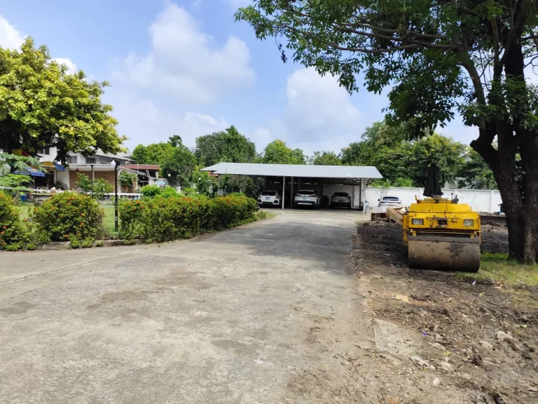 Land and old  house  for sale in a prime location, very close to a main road,   Land with building at Sukhumvit สุขุมวิท 101  BTS Punnawithi ปุณณวิถี need to renovation