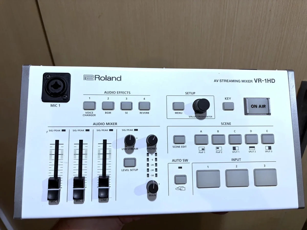 หายากเลิกผลิต Roland VR-1HD มิกเซอร์สตรีมมิ่ง AV | Rare Roland VR-1HD AV Streaming Mixer — photo 1